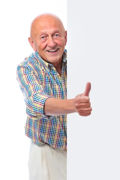 Heureux homme âgé souriant tient un tableau blanc — Photo