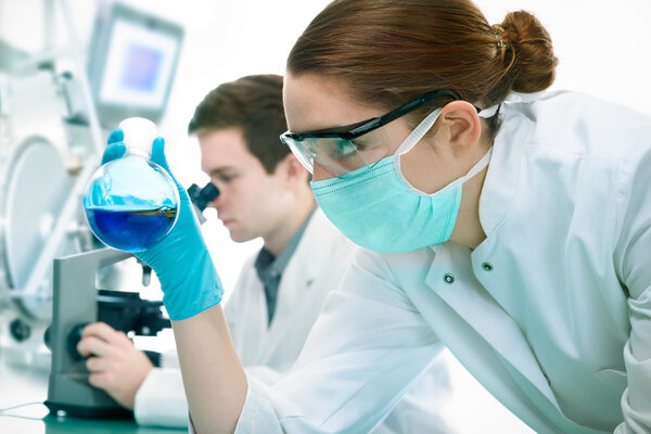 ученые, работающие в лаборатории