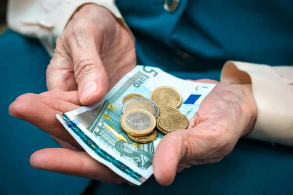 Senior mulher contando dinheiro — Fotografia de Stock