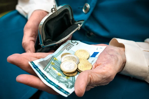 Femme âgée comptant l'argent — Photo