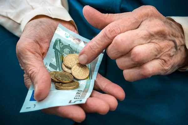 Donna anziana che conta i soldi — Foto Stock