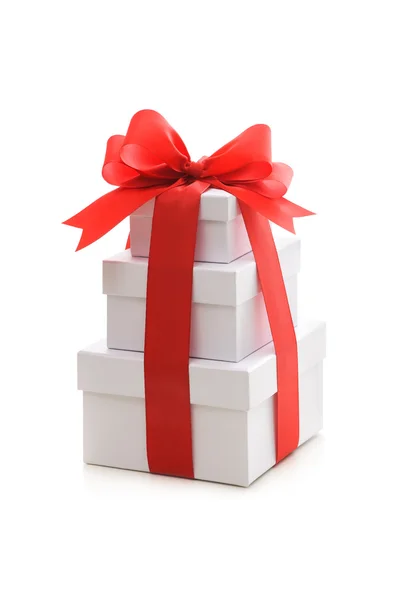 Cajas de regalo con cinta roja y lazo — Foto de Stock