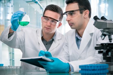 araştırma laboratuarında çalışan bilim adamları
