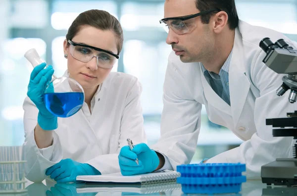 Cientistas trabalhando em um laboratório de pesquisa — Fotografia de Stock