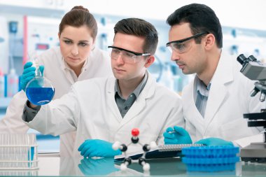 bilim adamları deneme araştırma laboratuvarında