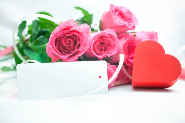 Roses et coffret cadeau avec carte — Photo