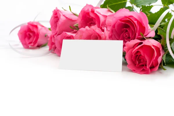 Flores com uma etiqueta em branco — Fotografia de Stock