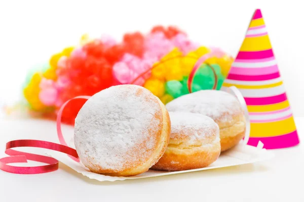 Donuts met carnaval decoratie — Stockfoto