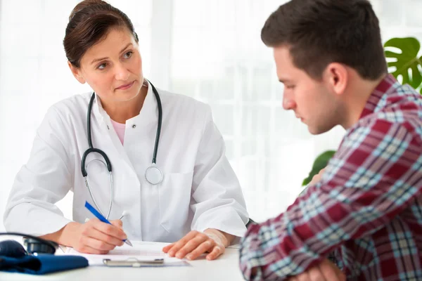 Dokter in gesprek met patiënt — Stockfoto