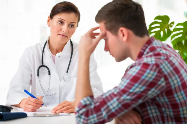 Doktor mluví s pacientem — Stock fotografie