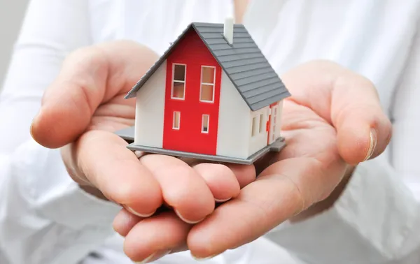 Casa en manos humanas — Foto de Stock