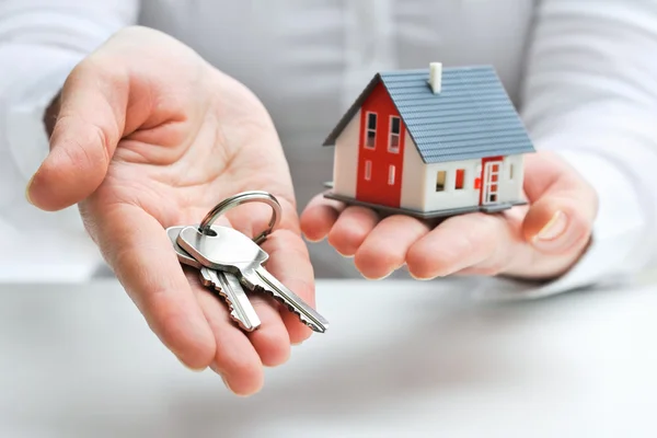 Agent with house model and keys — Stock Photo, Image