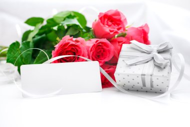 Bir buket gül ve hediye kutusu.