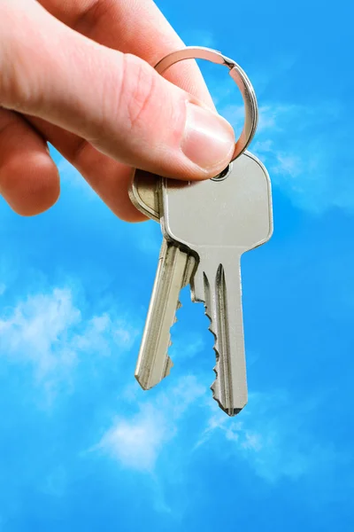 Hand holding house keys — Stock Photo, Image