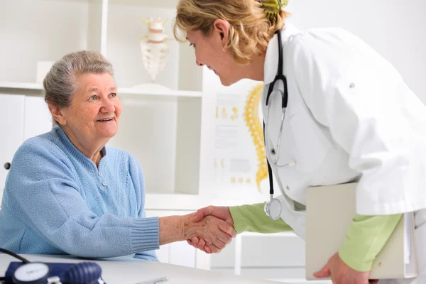 Doctor estrechando las manos al paciente — Foto de Stock