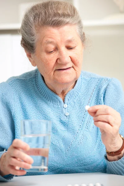 Starší žena užívat své léky — Stock fotografie