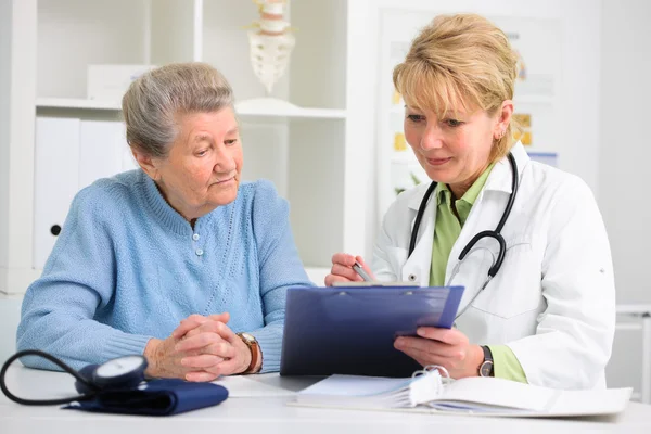 Medico e paziente — Foto Stock