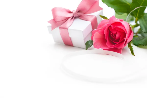 Rose och gift box — Stockfoto