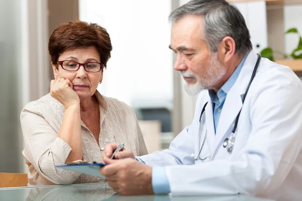 Doctor hablando con su paciente femenino —  Fotos de Stock