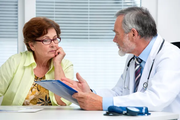 Doctor hablando con su paciente femenino —  Fotos de Stock