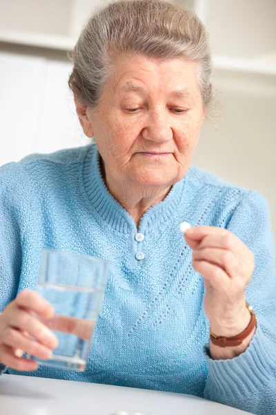 Mujer mayor tomando su medicina Fotos de stock libres de derechos