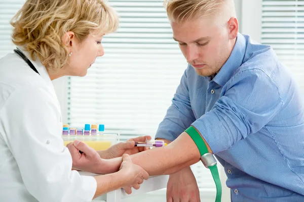 Nurse taking blood sample — Stock Photo, Image