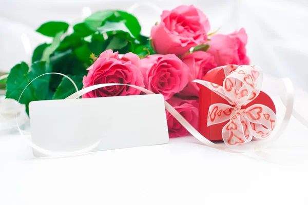 Rose e confezione regalo con una carta — Foto Stock