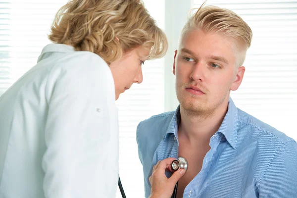 Escuchar a los pacientes pulmones — Foto de Stock