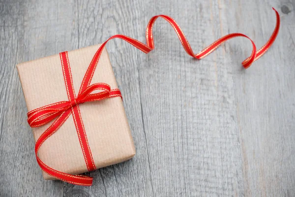 Caja de regalo con lazo rojo —  Fotos de Stock