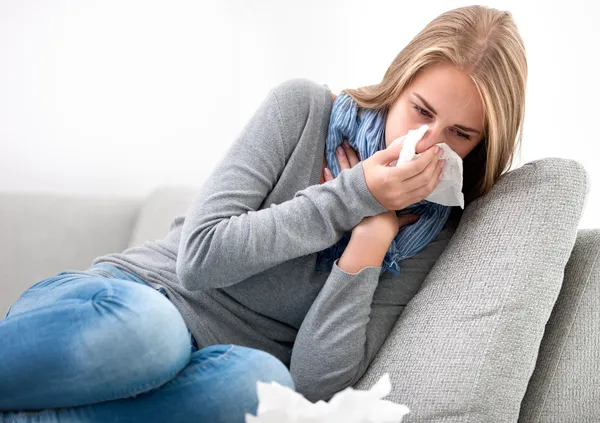 Jonge vrouw die verkouden is — Stockfoto