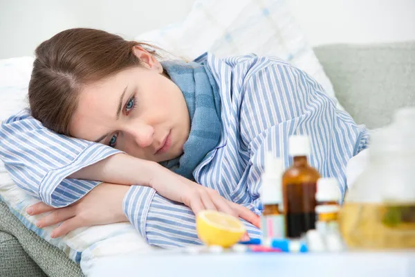 Kranke Frau liegt im Bett — Stockfoto