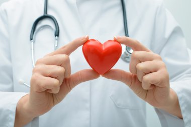 Doktor kalbi tutuyor.