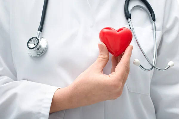 Médico segurando coração — Fotografia de Stock