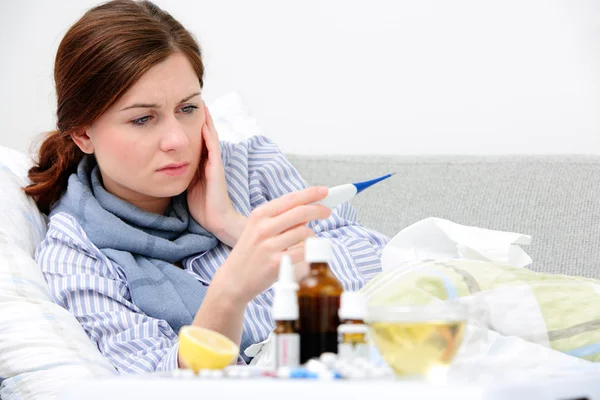 Kranke Frau liegt im Bett — Stockfoto