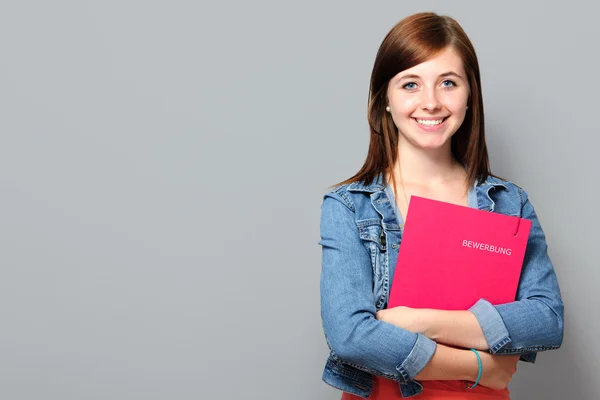 Jovem mulher segurando pedido de emprego — Fotografia de Stock