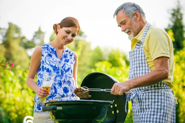 Famiglia che fa una festa barbecue — Foto Stock