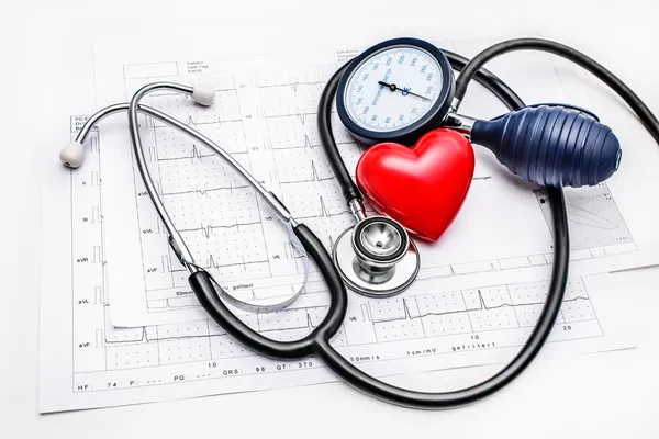 EKG üzerinde yatan tıbbi Araçlar