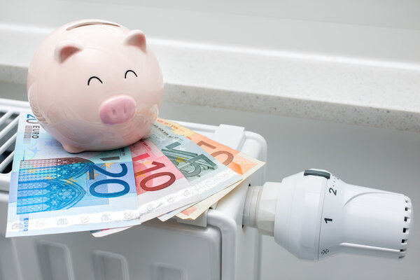 Отопление термостата с копилкой и деньгами
