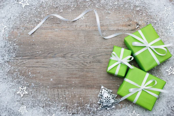 Presentförpackning med båge och snöflingor — Stockfoto