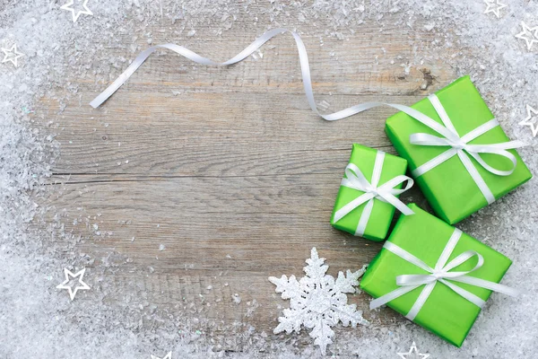 Geschenkdozen met pijl en boog sneeuwvlokken — Stockfoto