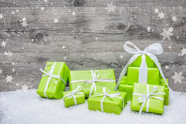 Cajas de regalo con lazo y copos de nieve — Foto de Stock