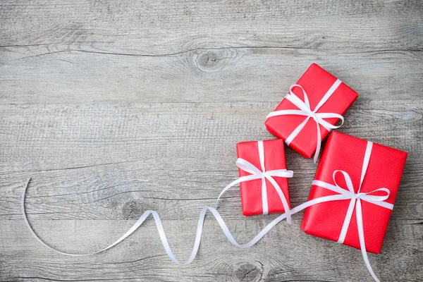 Geschenkschachteln auf Holzgrund — Stockfoto