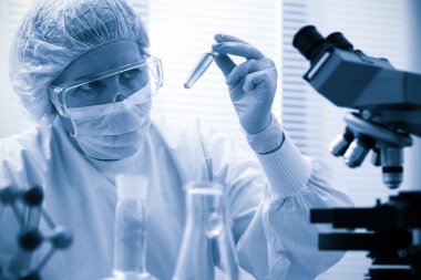laboratuarda çalışan