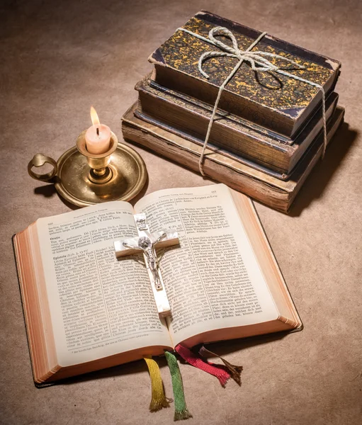 A bible open on a table — Stock Photo, Image