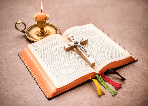 A bible open on a table — Stock Photo, Image