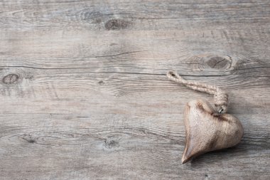 kalp ahşap arka planda