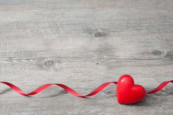 Corazón rojo sobre fondo de madera — Foto de Stock