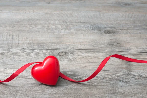 Красное сердце на деревянном фоне — стоковое фото