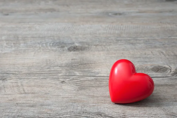 Красное сердце на деревянном фоне — стоковое фото