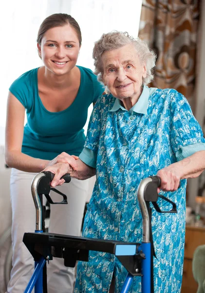 Старша жінка з доглядальницею — стокове фото